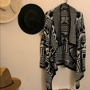 Cute Southwestern Black&White Patterned Cardigan